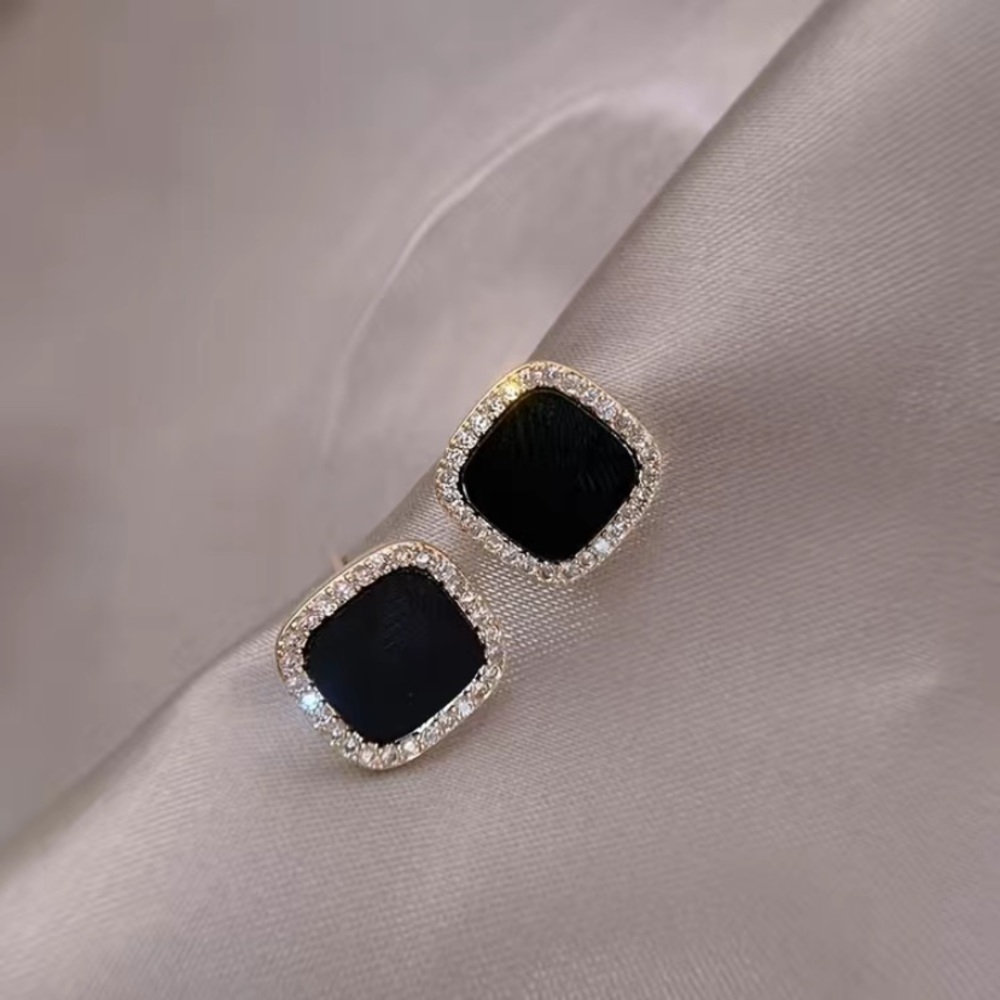Black geometric square stud earrings